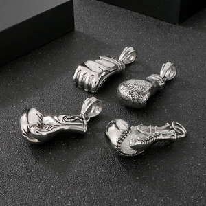 Vue rapprochée de quatre pendentifs gants de boxe en acier argenté lisse et texturé
