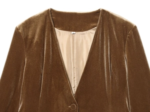 Détail macro du col d'un blazer en velours marron avec doublure et étiquette S