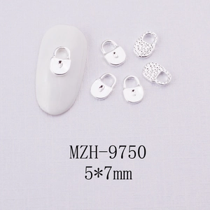 Détail de bijoux d'ongles en forme de cadenas coeur argenté de 5x7mm sur fond mauve