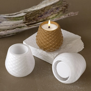 Détail de moules en silicone texture pomme de pin et bougie marron finie avec mèche