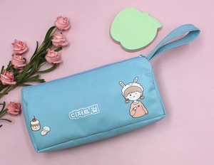 Dettaglio della trama in tela dell'astuccio blu con stampe di ragazza cartoon e dolci