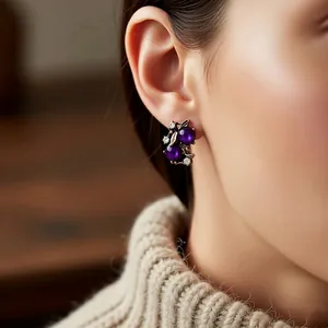 Elegante Vintage-Blumenstecker mit violetten Perlen und funkelnden Strasssteinen