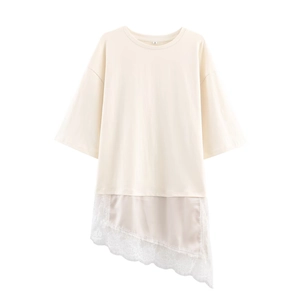 T-shirt beige ampia con orlo irregolare in raso e pizzo bianco su sfondo bianco