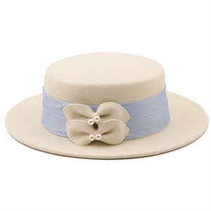 Détail du nœud en perles et ruban bleu sur un élégant chapeau en feutre de laine