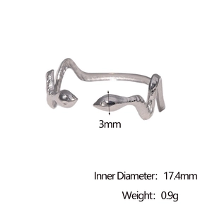 Détail de bague serpent argentée avec mesure indiquant 17,4 mm de diamètre sur fond blanc