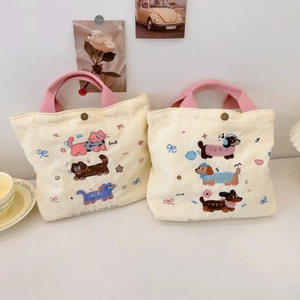 Détail du sac cabas en velours côtelé crème avec broderie animale et bouton pression