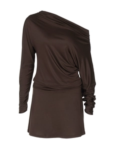 Détail du haut asymétrique marron foncé avec drapé élégant et texture soyeuse lisse