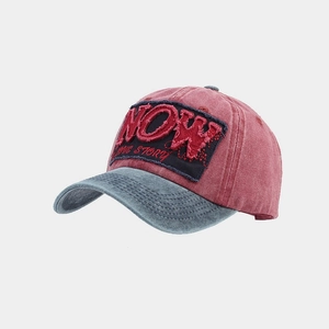 Detail der Retro-Baseballkappe aus gewaschener Baumwolle mit NOW-Stickerei und Textur