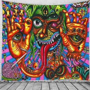 Détail de tapisserie psychédélique style acid art avec motifs monstres sur mur de brique