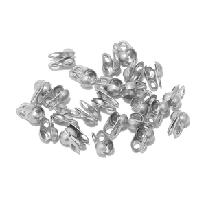 Dettaglio di coprinodi in acciaio inossidabile opaco argento per creazione di collane