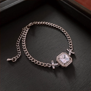 Vue macro du pendentif carré en zircone avec motifs de croix et détails de la chaîne cubaine
