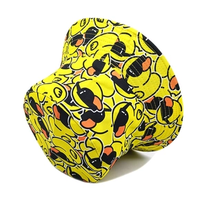 Vista laterale dettagliata del cappello alla pescatora giallo con stampe di anatre