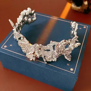 Bracelet jonc argenté avec texture de lave liquide et forme de papillon au style moderne