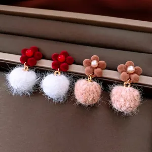 Florale Plüschball Hängerohrringe Mit Silbernem Ohrstecker Beflockung Blume Künstliche Perlenimitat Süßer Winter Stil Für Frauen