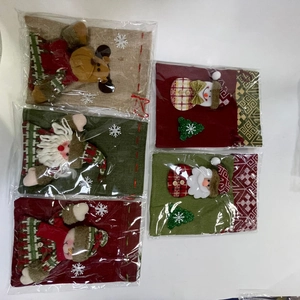Détail de sacs cadeaux en toile de jute de Noël avec motifs 3D du Père Noël et du bonhomme de neige