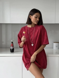 T-shirt femme oversize rouge avec texture cœur, coupe ample et col rond élégant