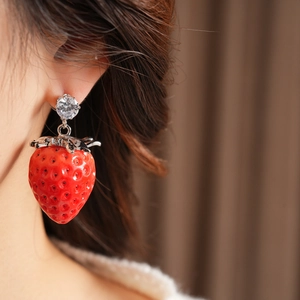 Dettaglio dell'orecchino a fragola rossa in resina con foglia argento e zircone