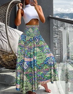 Detail van de bohemian rok met hoge taille en bloemenprint in lichte vloeiende stof