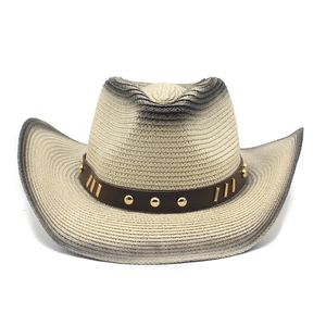 Dettaglio cappello cowboy in paglia intrecciata con fascia in pelle e borchie dorate