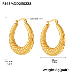 Nahaufnahme der Maße von Edelstahl-Ohrringen mit Weizenmuster, 32 mm mal 30 mm