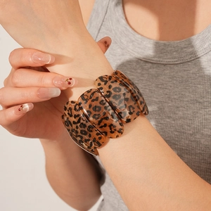Gros plan sur un bracelet léopard tendance avec des panneaux ovales polis en résine