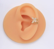 Macro di orecchino a clip a fiocco placcato oro 18k con pavé di zirconi bianchi