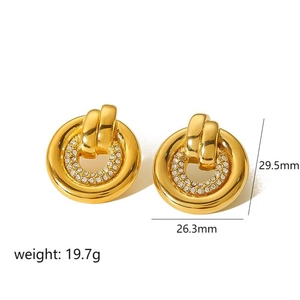 Goldfarbene Creolen mit Zirkonia-Steinen in der Größe 29,5 mm Höhe und 26,3 mm Breite
