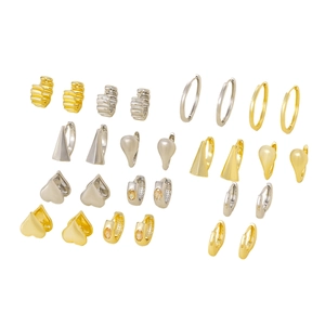 Assortiment de boucles d'oreilles dorées et argentées aux formes géométriques variées