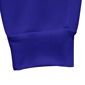 Vista macro de pantalones cargo azul marino con puños acanalados y textura de punto