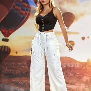 Detail eines schwarzen Schnürcorsetts und weißer Cargo-Hose mit vielen Taschen