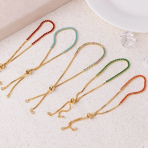 Elegante verstellbare Tennisarmbänder mit bunten Zirkonia und vergoldeten Gleitketten