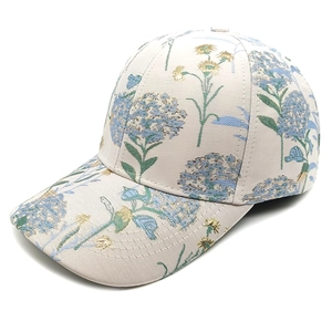 Dettaglio del cappello jacquard floreale con ortensia blu e ricami floreali gialli