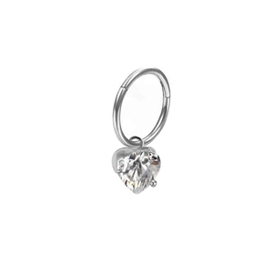 Anello al naso a cuore in argento con pendente in zirconia su sfondo bianco