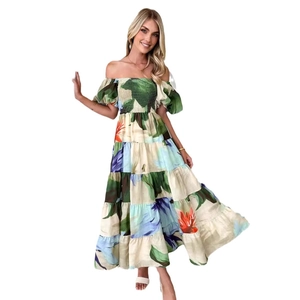 Elegantes schulterfreies Sommerkleid mit Blumenmuster und Puffärmeln in Cremeweiß