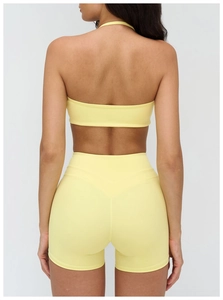 Détail du soutien-gorge de sport dos nageur jaune et du short taille haute de yoga