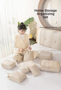 Detailansicht des 7-teiligen Reise-Organizer-Sets in Beige mit atmungsaktivem Mesh-Gewebe