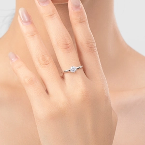 Elegant s925 sterling silver crown ring featuring a classic six-prong set round diamond