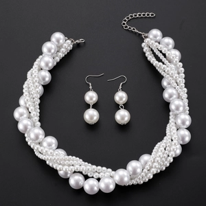 Détail d'un collier de perles multicouche et boucles d'oreilles pendantes assorties