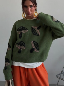Oversized olive green knitted sweater with mushroom pattern and crew neck for women