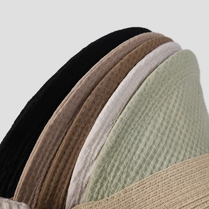 Primo piano di cappelli da sole sovrapposti in vari colori e trame