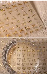 Détail macro de l'autocollant à ongles papillon doré 5D gaufré TL-205 sur fond texturé