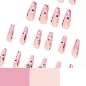 Faux ongles longs roses avec motifs floraux français et strass en forme de cercueil