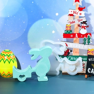 Détail du moule en silicone de lapin avec ornement en résine verte fini