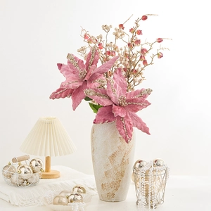 Fiore di stella di Natale rosa artificiale in vaso di ceramica beige per le feste