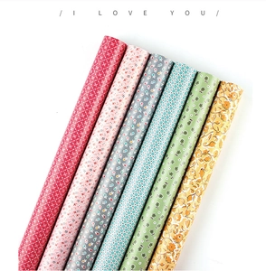 Rouleaux de papier cadeau aux motifs floraux et géométriques de couleurs assorties