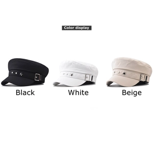 Présentation de casquettes militaires en noir, blanc et beige avec rivets étoiles en métal