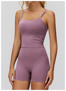 Dettaglio del set yoga spazzolato con canotta a scollo quadrato e pantaloncini a vita alta