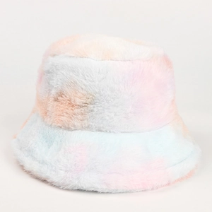 Dettaglio ravvicinato del soffice tessuto tie-dye color pastello del cappello a secchiello