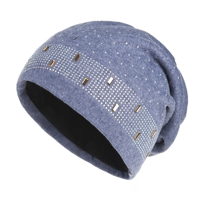 Bonnet en tricot bleu avec strass argentés et clous dorés pour la chaleur hivernale
