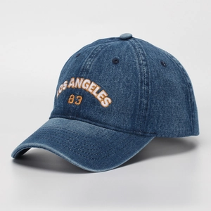 Detail der Los Angeles 83 3D-Stickerei auf einer Retro-Baseballkappe aus Denim